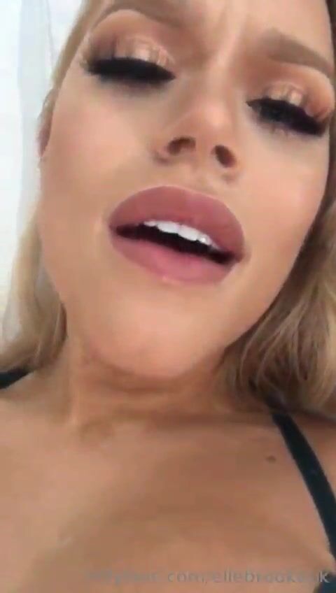 Elle brooke