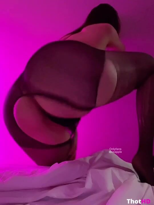 XxAPPLE TWERKING BIG ASS
