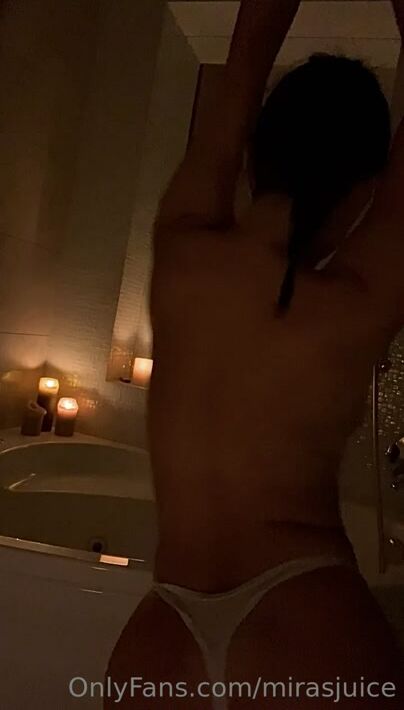 Mira Twitch Tub Dancing