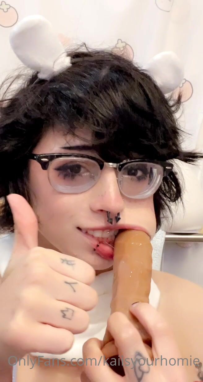 Kaiisyourhomie dildo blowjob 2