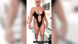 Loira praiana indo à praia