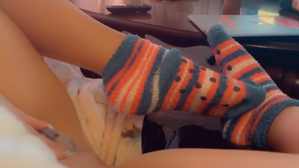 Daisea plays with her pussy POV