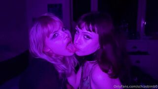 schizobimb0 lesbian kissing ppv
