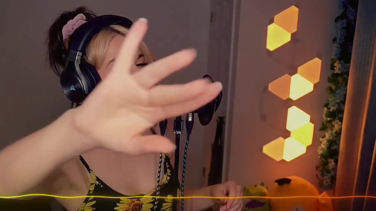 Lilly Vinnily - Unpredictable ASMR Ear to Ear Sounds Sk Sk Sk, Mouth Popping, Tik Tik