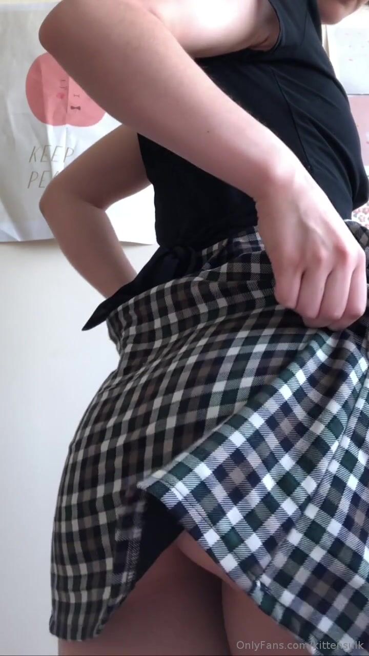 Kittensulk/Yukis Bend Over Pussy Ass Show