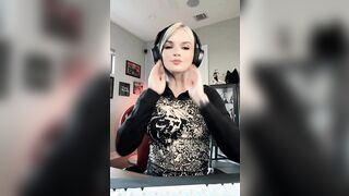 Peachjars tits out while streaming