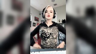 Peachjars tits out while streaming