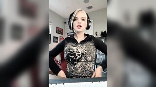 Peachjars tits out while streaming