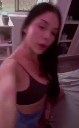 Poppiillouizz teasing on bed