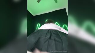 Momo shakes her ass: Vamplette