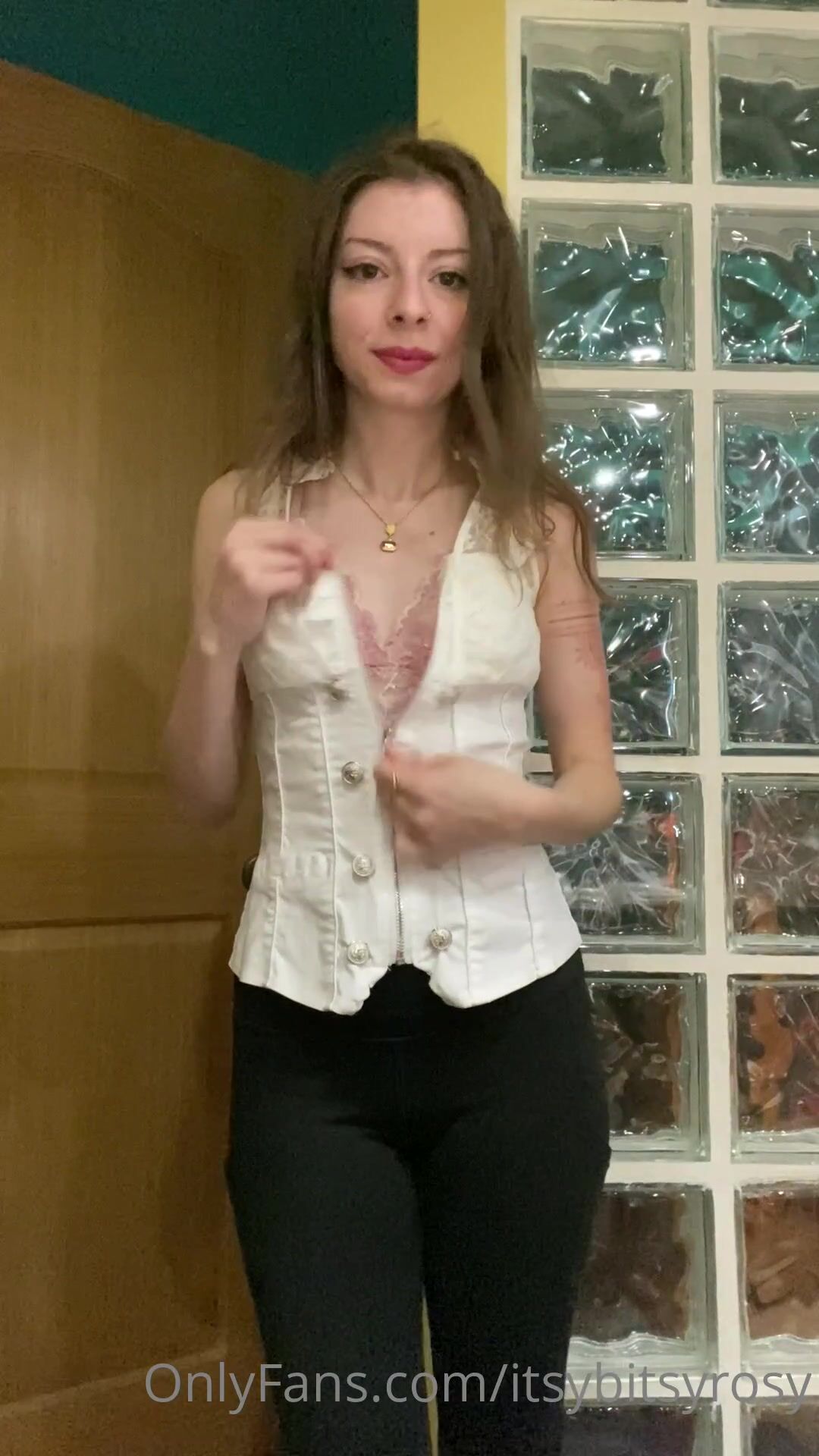 Itsybitsyrosy ready for action