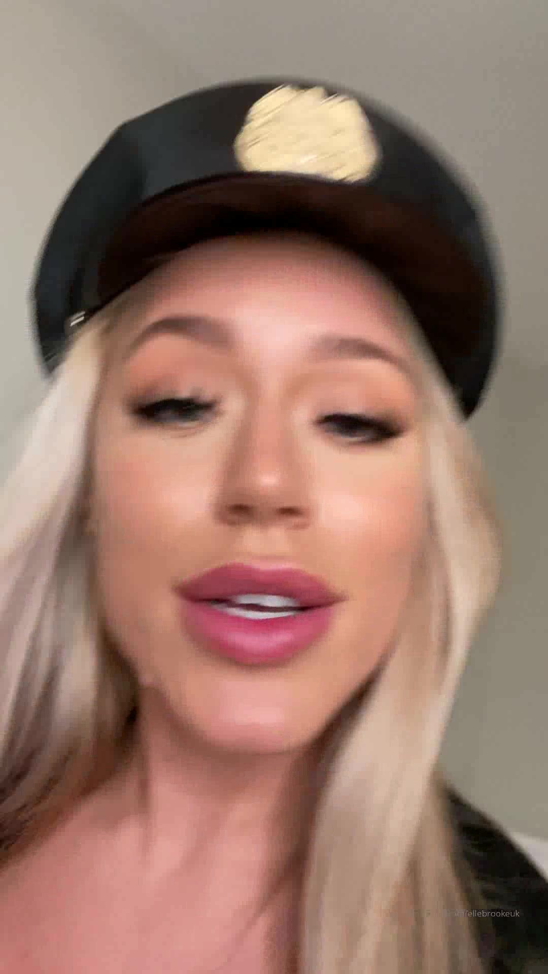 Elle Brooke