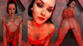 Mel @alt_m teases, poses & twerks demonically