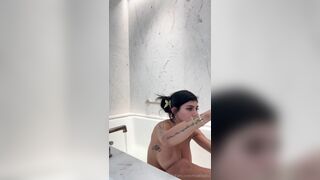 Mia Khalifa Summer move on