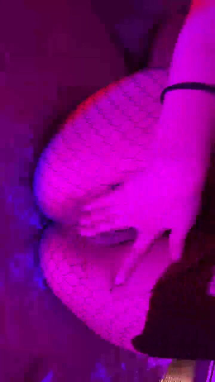 pill0wprncess twitter livestream