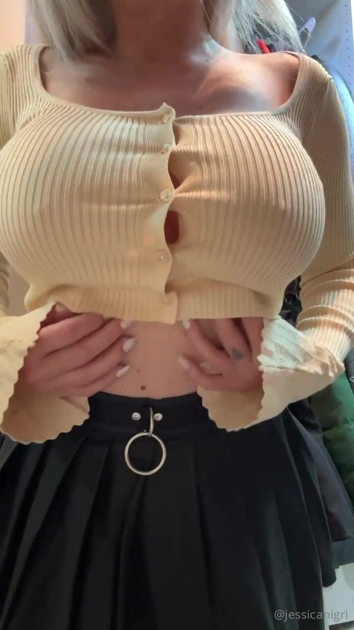 Jessica Nigri bouncing