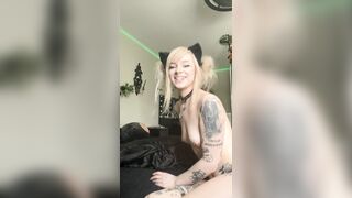 Sinkiity kitty butt plug masturbation