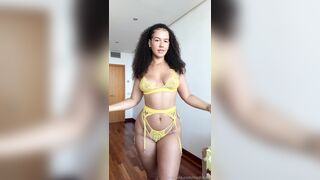 umshanny yellow bouncy ass