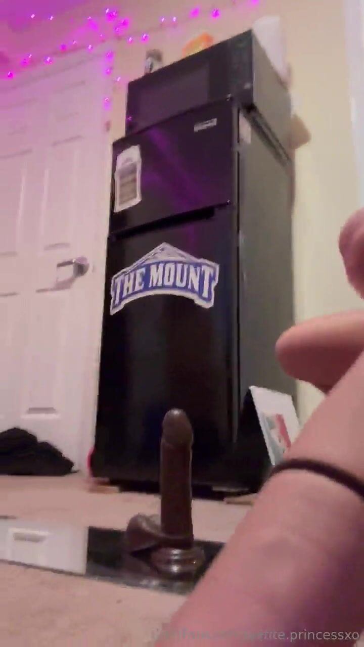 petiteprincessxo strip and dildo fuck