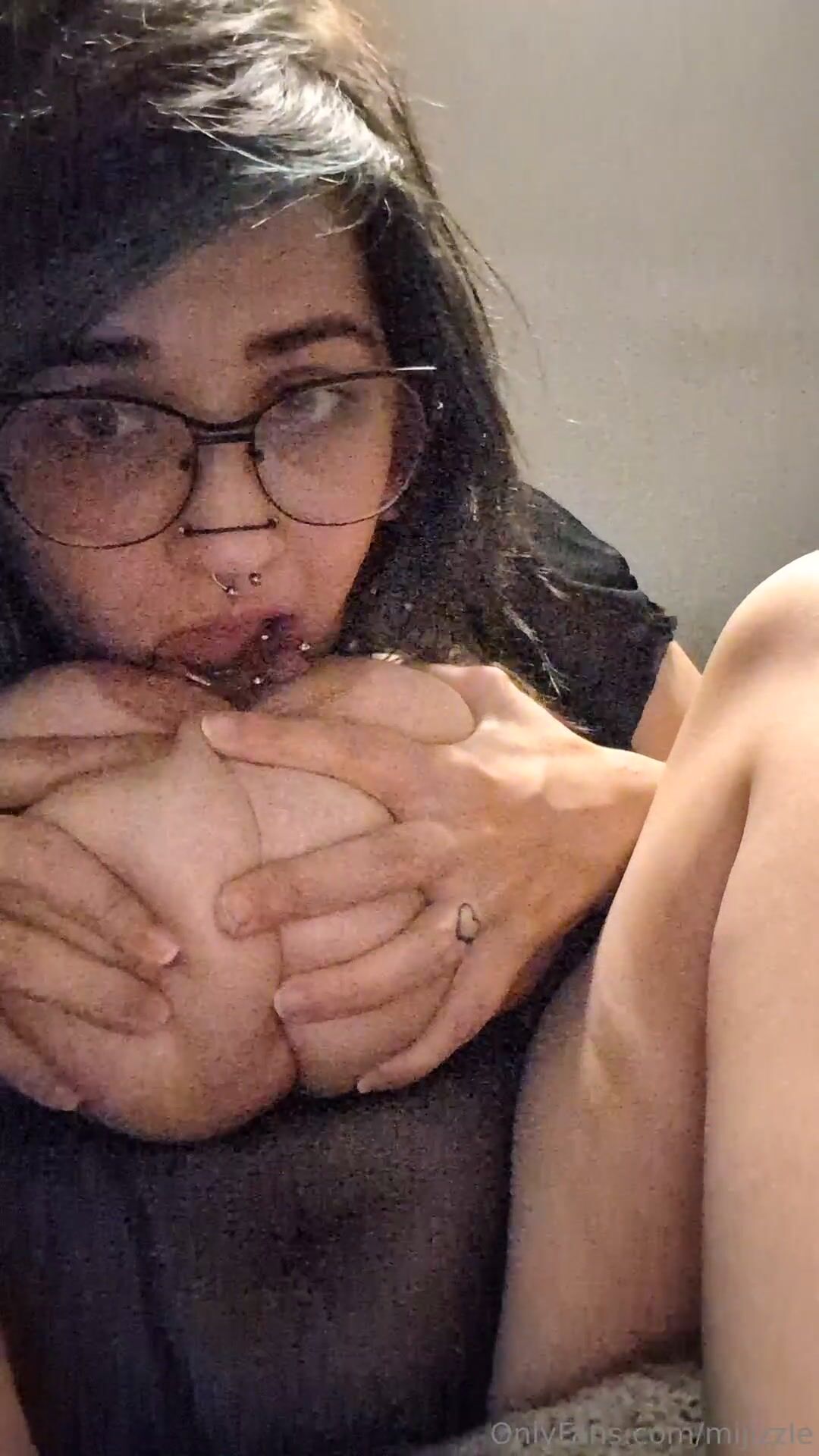 MIJIZZLE SUCKING HER OWN TIDDIES