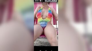 Loira Praiana - maiô transparente na praia