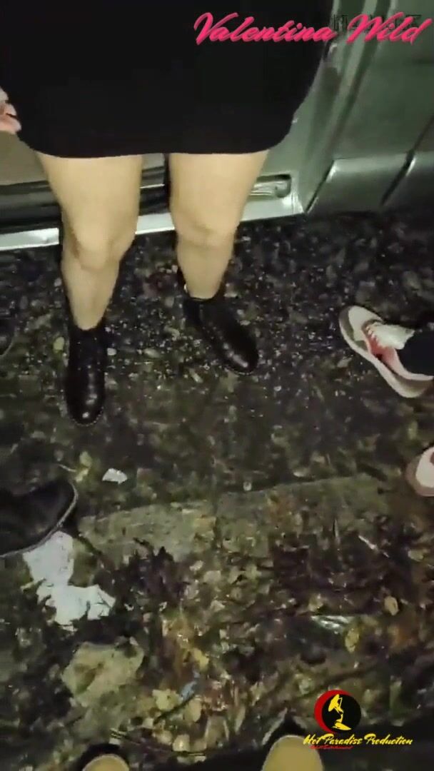Valentina Wild Sesso di Gruppo in Outdoor 1
