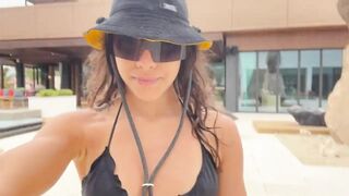 la-chica-en-la-piscina-prefiere-masturbarse-caliente-desvisti-ndose-orgasmo