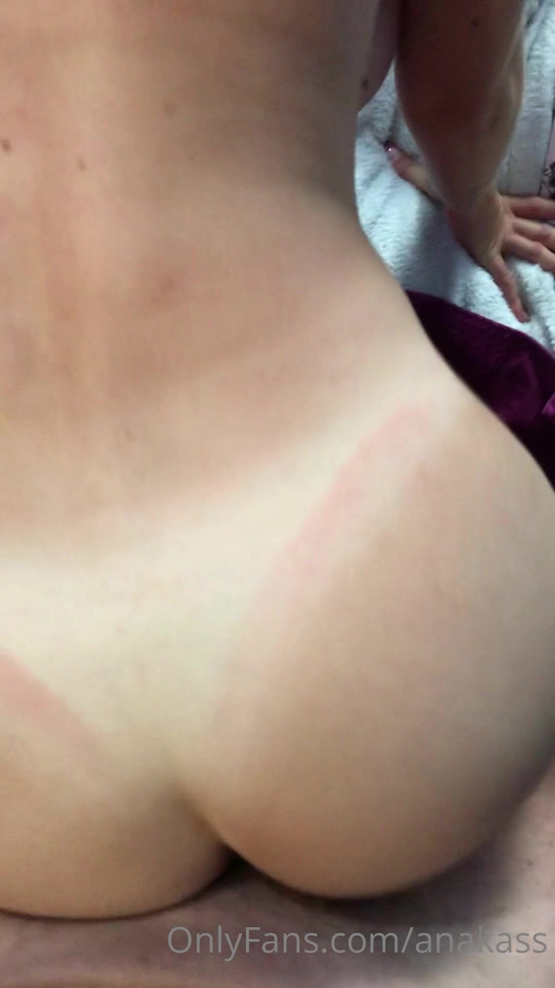 Anakass aka bunnyblondy - Doggy & Creampie POV