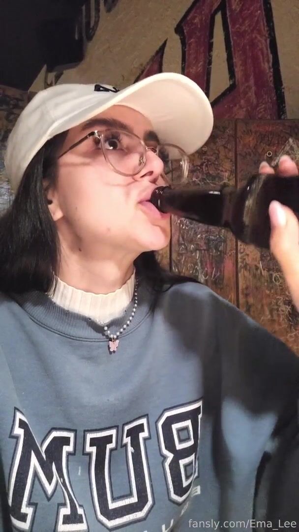 Em@ Lee public piss drinking dinner