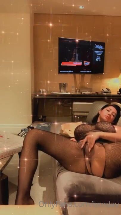 Brandvvv rubbing her coochie