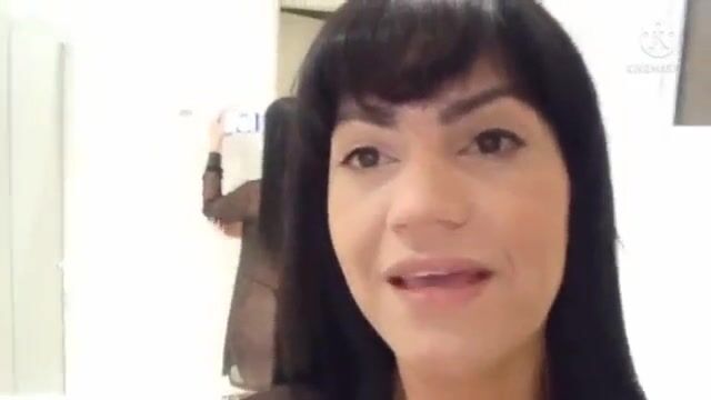 menina dulce tomando banho