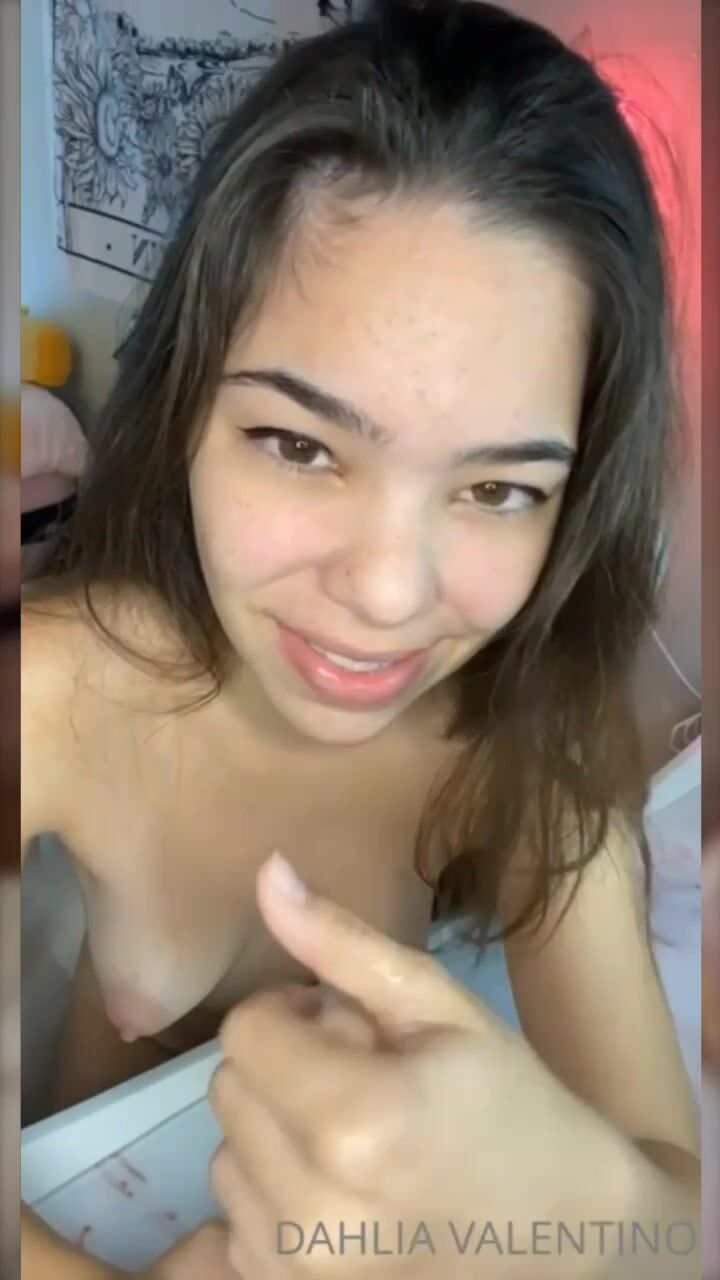 Dahlia Valentino masturbate