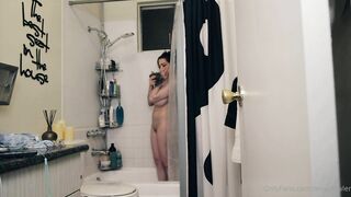 Tessa Fowler bath nude