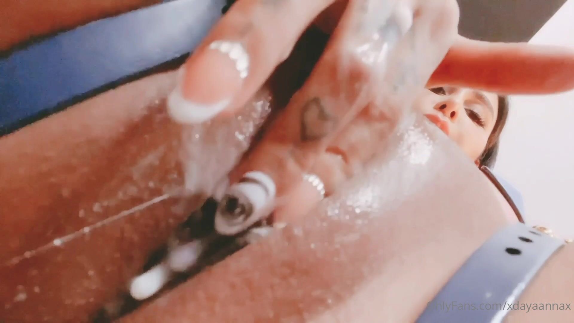 Day giving pleasure to her pussy