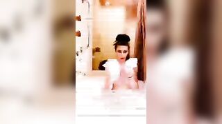 Talissasbl dans le bain