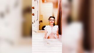 Talissasbl dans le bain