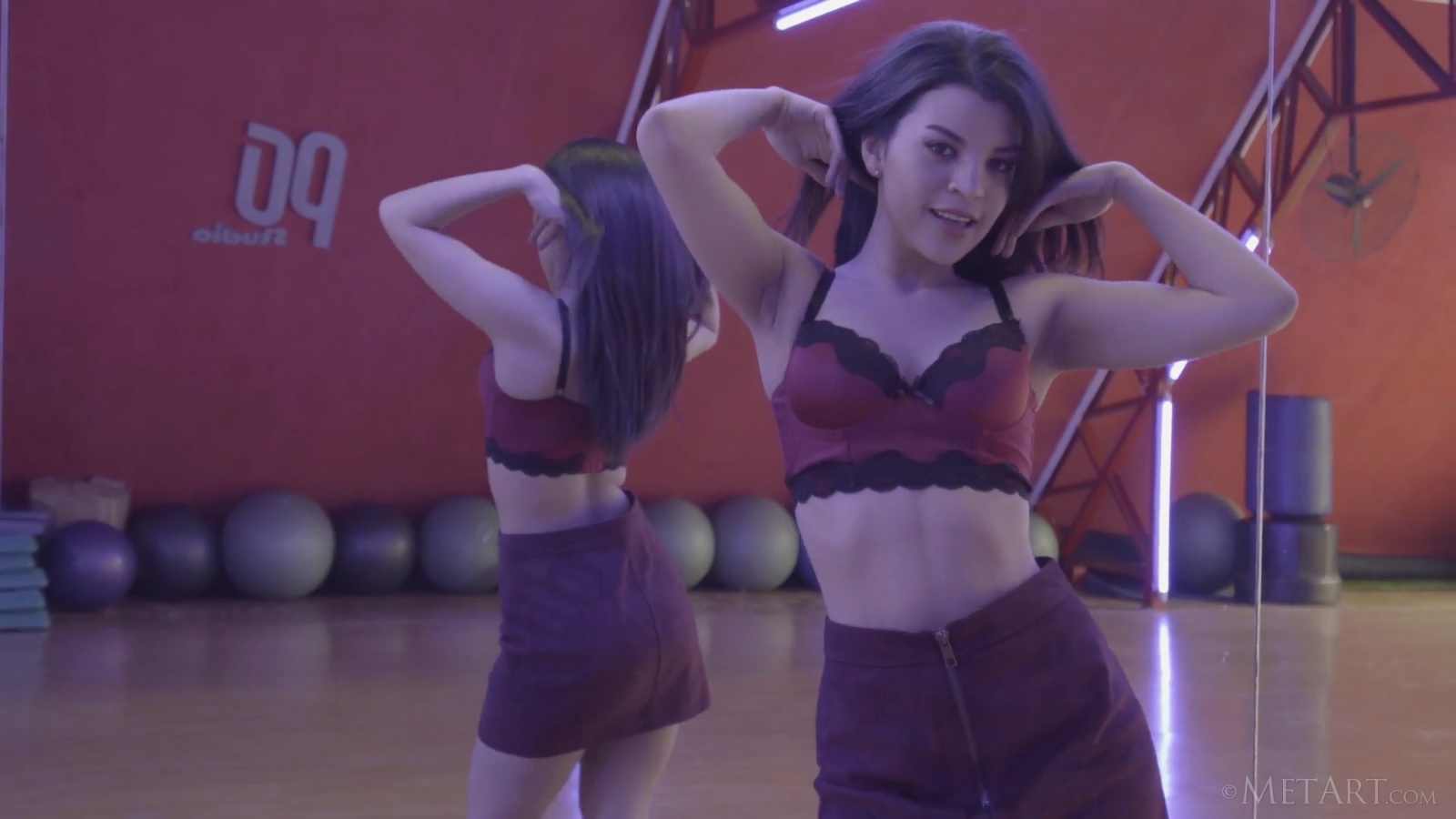 Almendra Ruiz - Sensual dance.