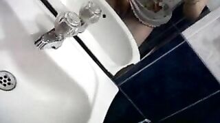 My sister masturbates in the bath