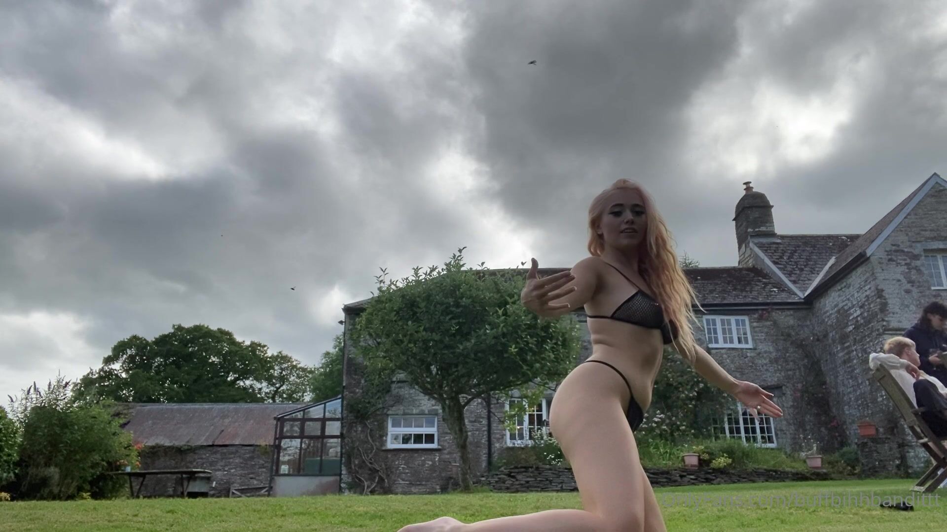 Buffbihhbanfitt yoga in public