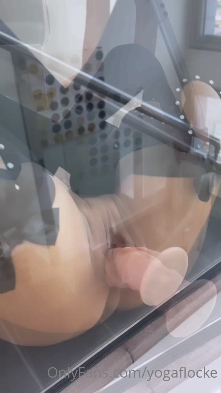 Yoga Flocke dildo with swing