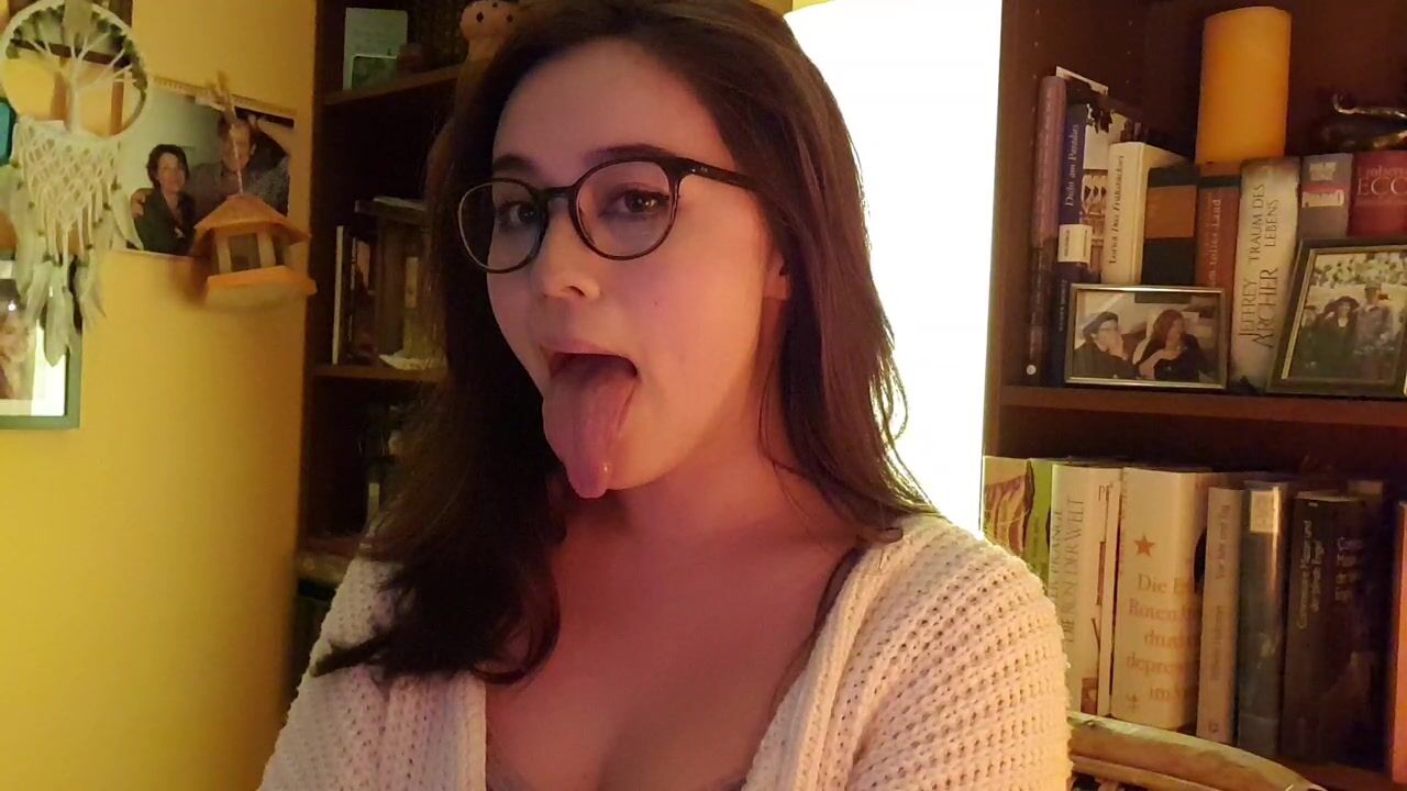 Twitch streamer Vylerria / JadeyAnh Tongue