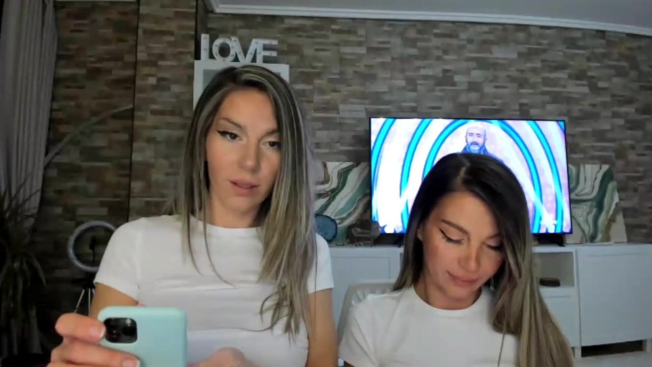 Sisters having Fun - 2021-04-10