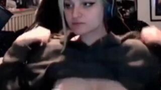 Nihachu flashing bra on stream