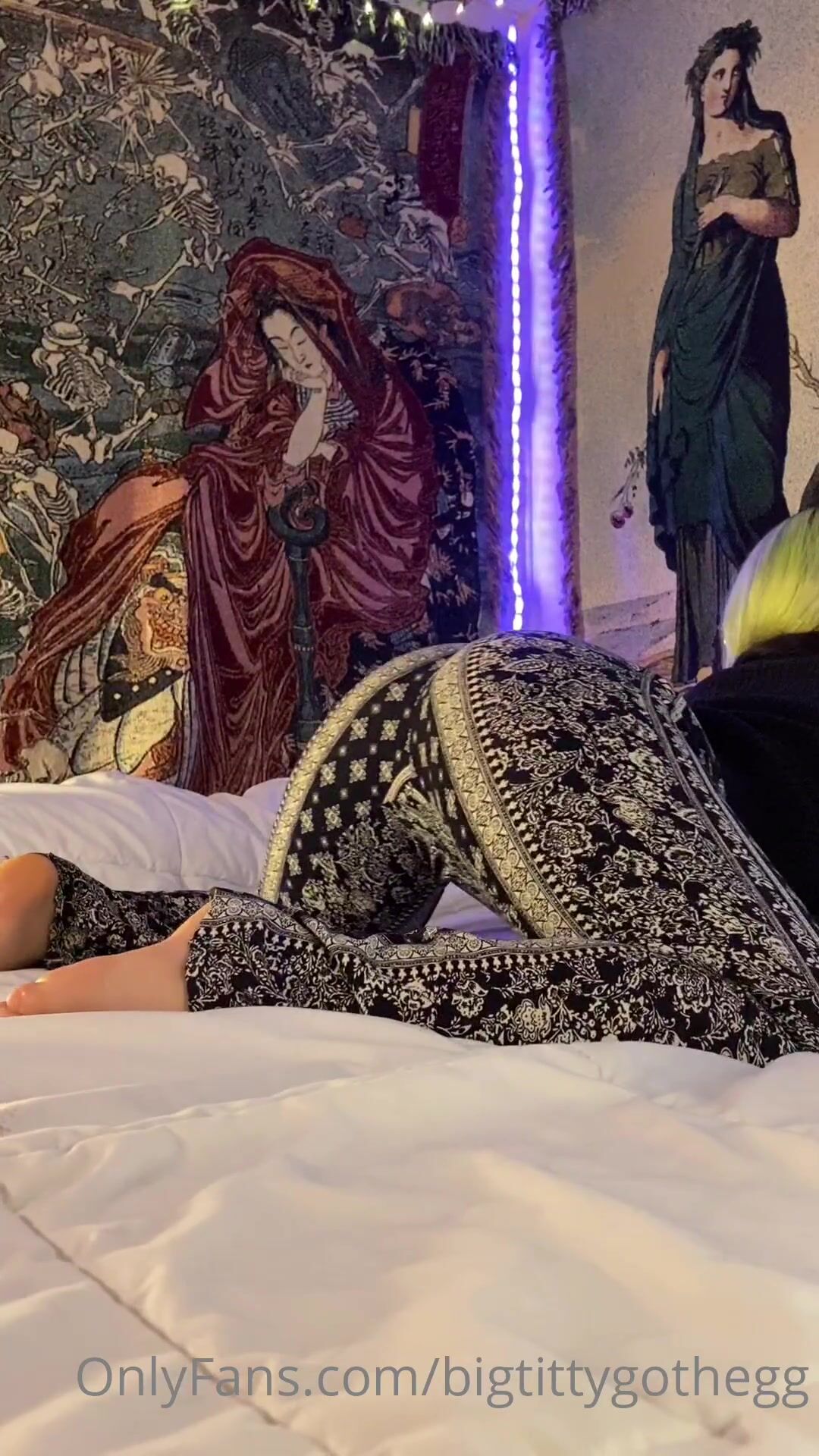 Bigtittygothgg twerks in leggings