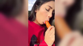 Anny Smith masturbates in nature with carrot