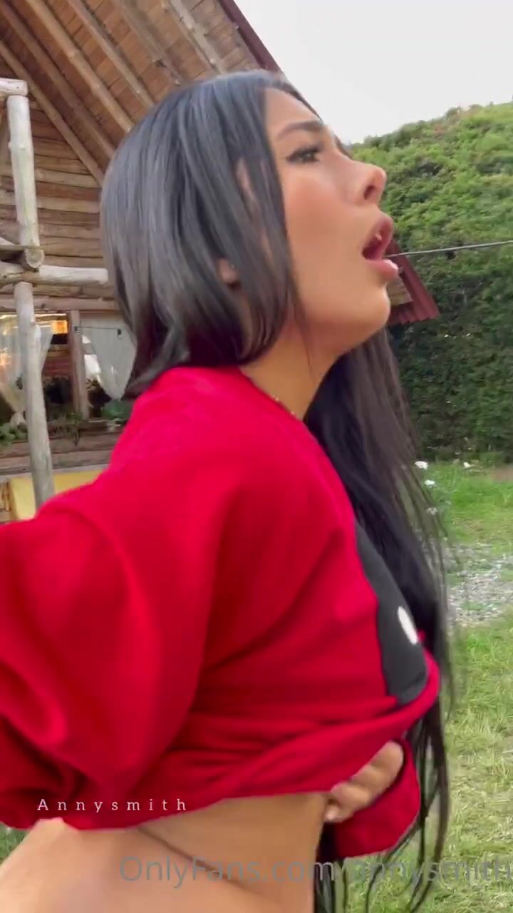 Anny Smith masturbates in nature with carrot