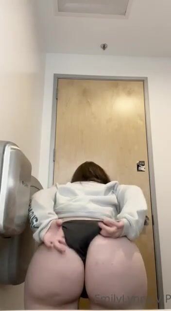 EmilyLynne makes her ass clap