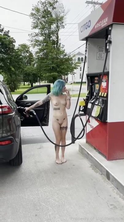 Lilglitterbitch gas station