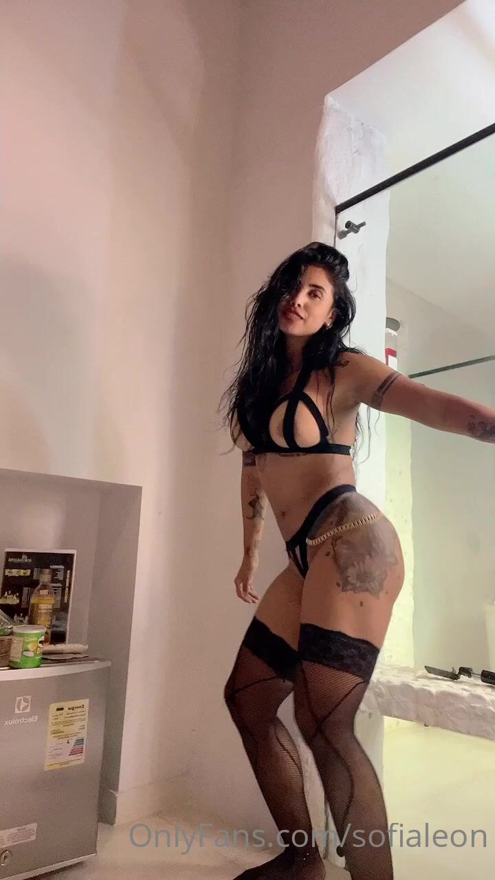 Sofia Leon hot twerking