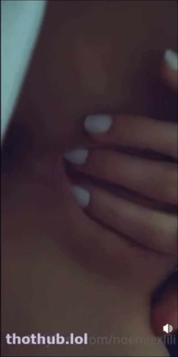 Noemie Lillie fingers pussy
